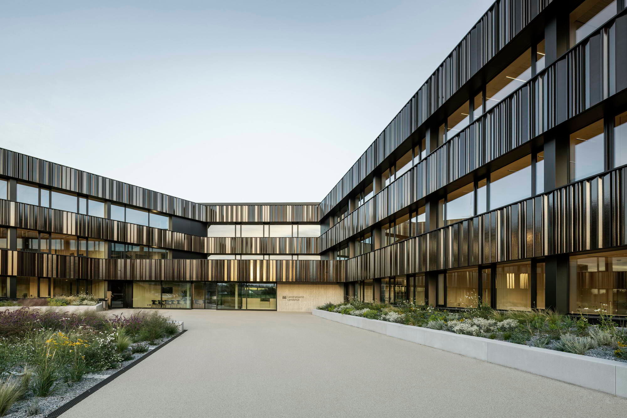Die Fassade aus unregelmäßigen Keramikelementen lässt ein lebendiges Fassadenbild mit kontrastreicher Licht- und Schattenwirkung entstehen.