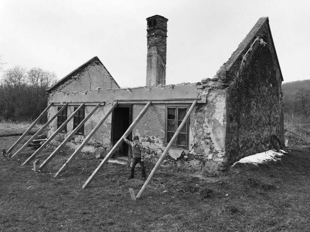Der stark geschädigte Vorgängerbau nach dem Abtragen des Daches: Teile der historischen Bruchsteinmauern mussten abgestützt werden. 
