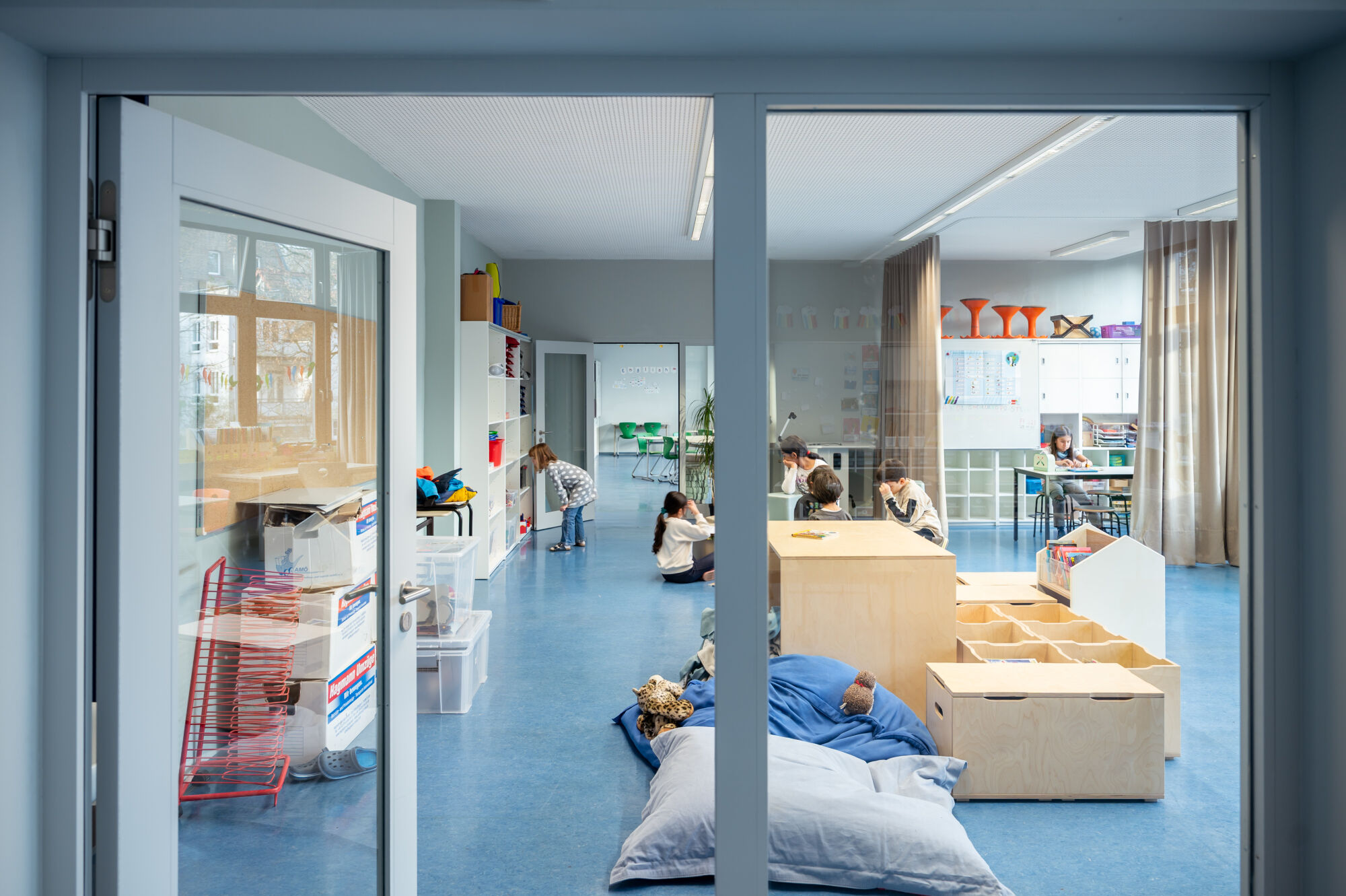 Hohe Transparenz und gute Sichtbeziehungen sind eine Anforderung der Pädagogik, die auch dem Brandschutz dient - und die auch im Bestand umsetzbar sind (hier: Martin-Schaffner-Schule Ulm).
