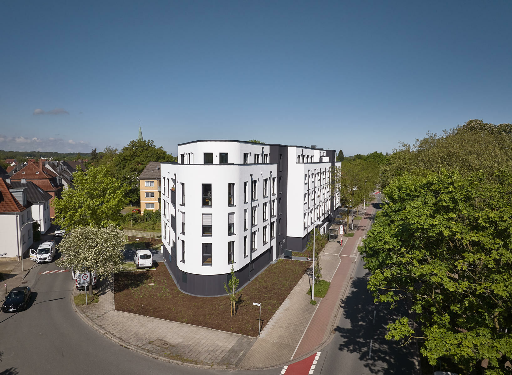 An der T-Kreuzung läuft der siebzig Meter lange Neubau nicht in einer spitzen Ecke zu, sondern beschreibt eine deutliche Rundung. 
