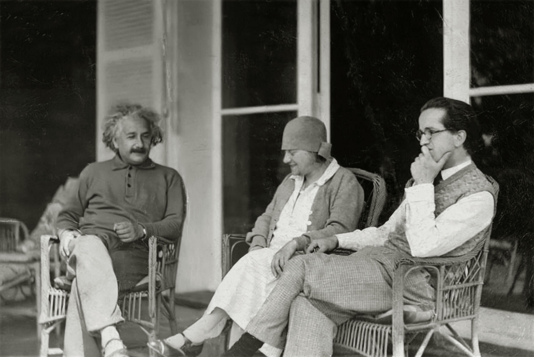 Albert und Elsa Einstein mit Konrad Wachsmann auf der Terrasse des Sommerhauses in Caputh, um 1932