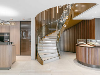 Die geschwungene Treppe in einer von Benecke Interior Design sanierten Juwelierfiliale in Heilbronn verbindet die Verkaufsflächen im Erd- und Obergeschoss.