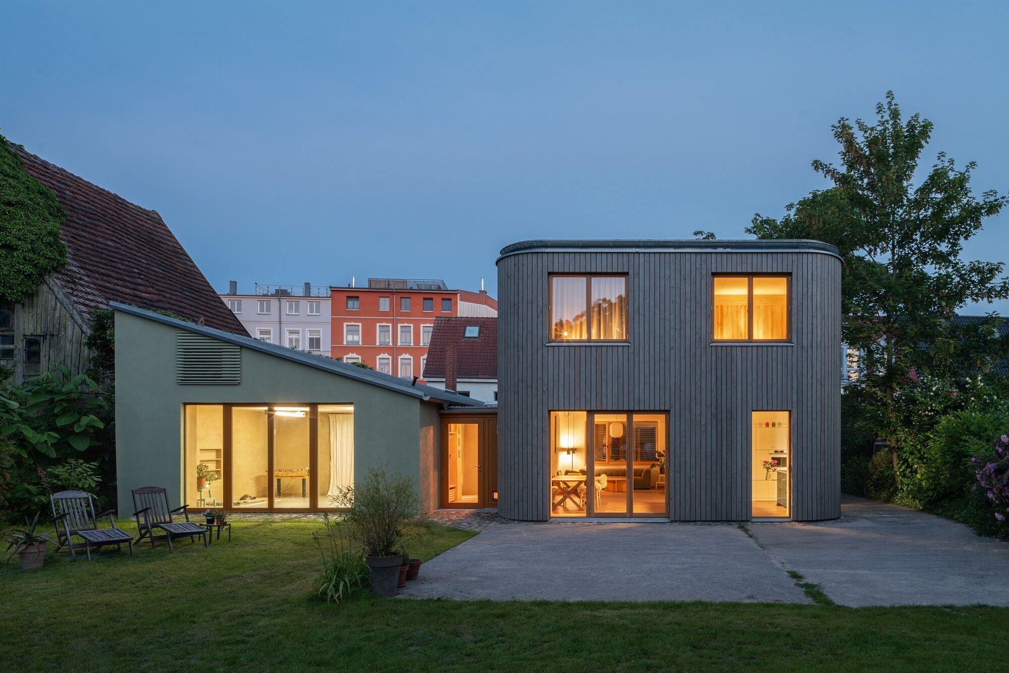 Während der Neubau die Wohn- und Schlafräume der Familie aufnimmt, bietet der Altbau Platz für Gäste, Hobby und Abstellflächen.