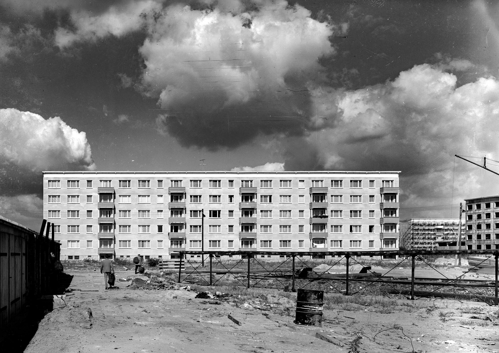 Eines der ersten Wohnhäuser der Typenreihe Q6 am Nadelwehrring, Sommer 1966