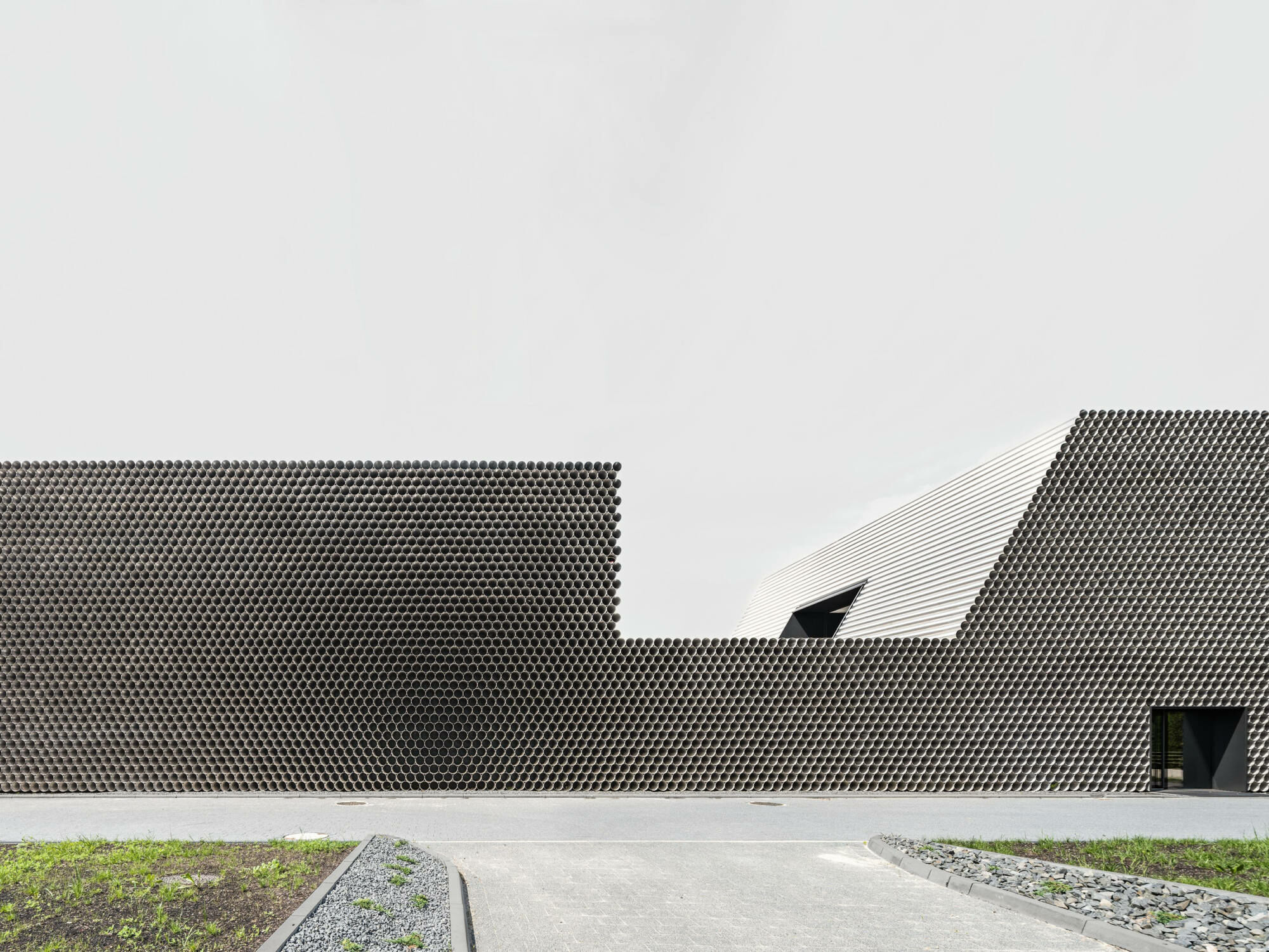 In Gliwice hat das Architekturbüro Robert Konieczny KWK Promes ein Büro- und Lagergebäude für einen Rohrhersteller geplant.