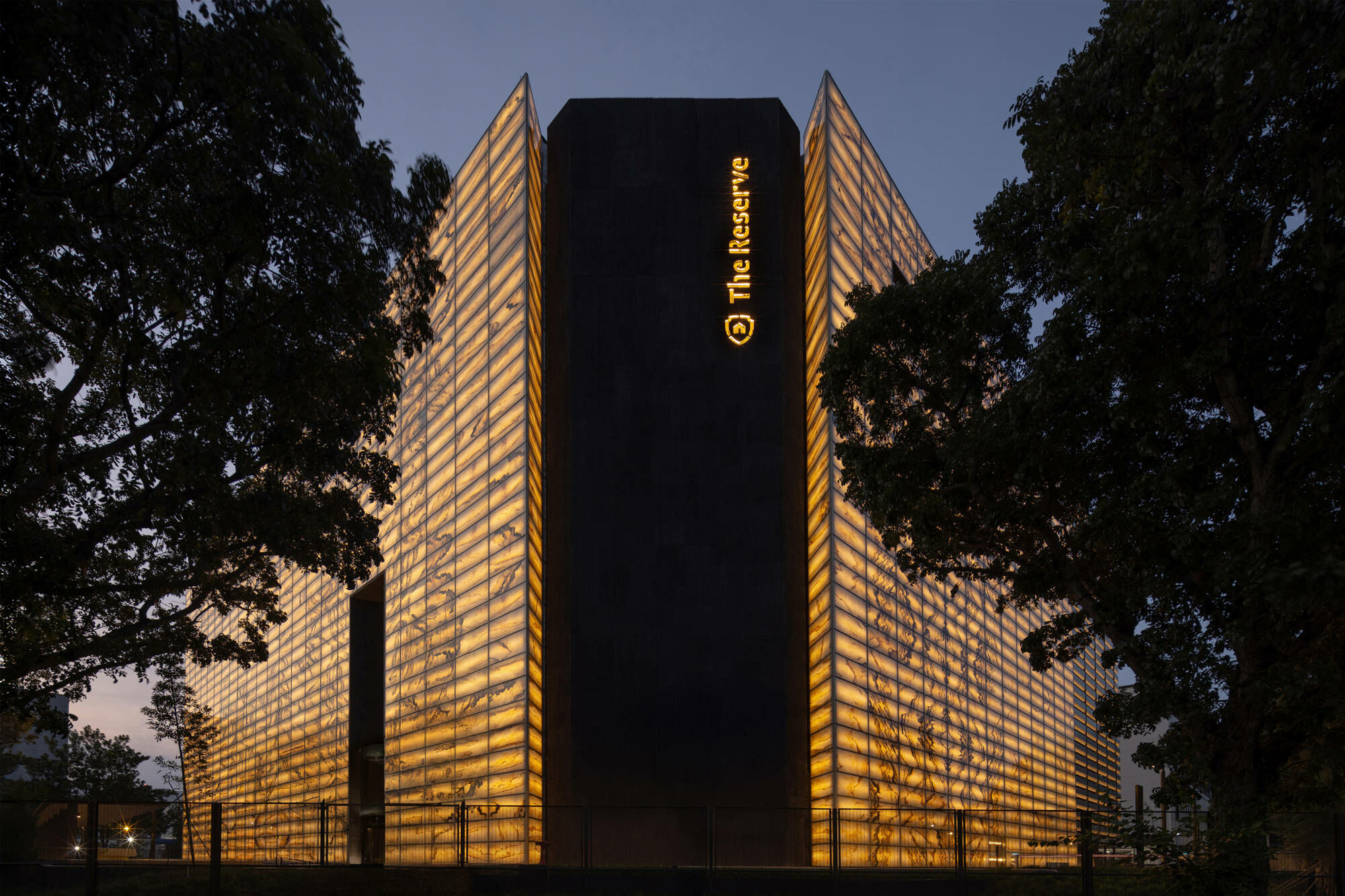 Nachts wird die Fassade hinterleuchtet.