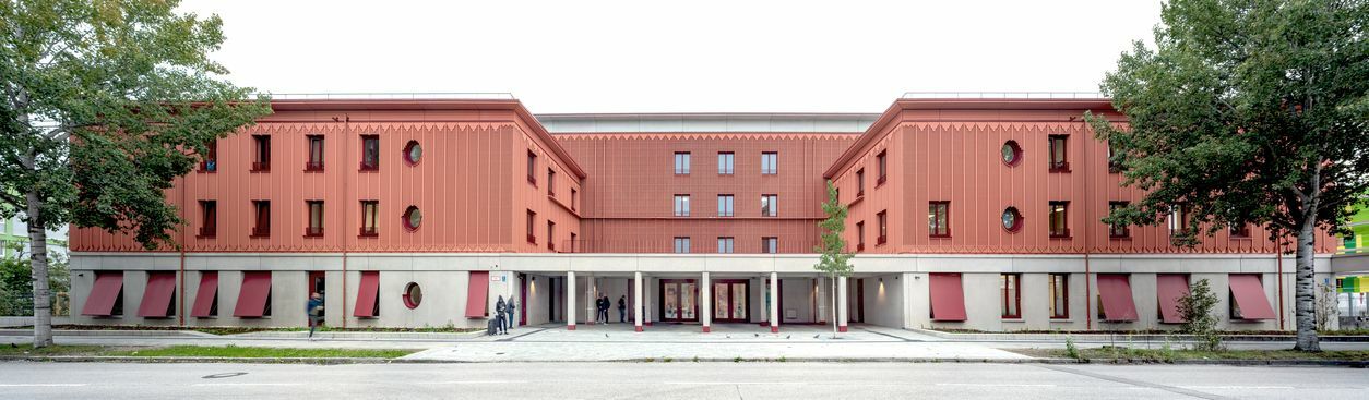Haupteingang an der südlichen Lotte-Branz-Straße
