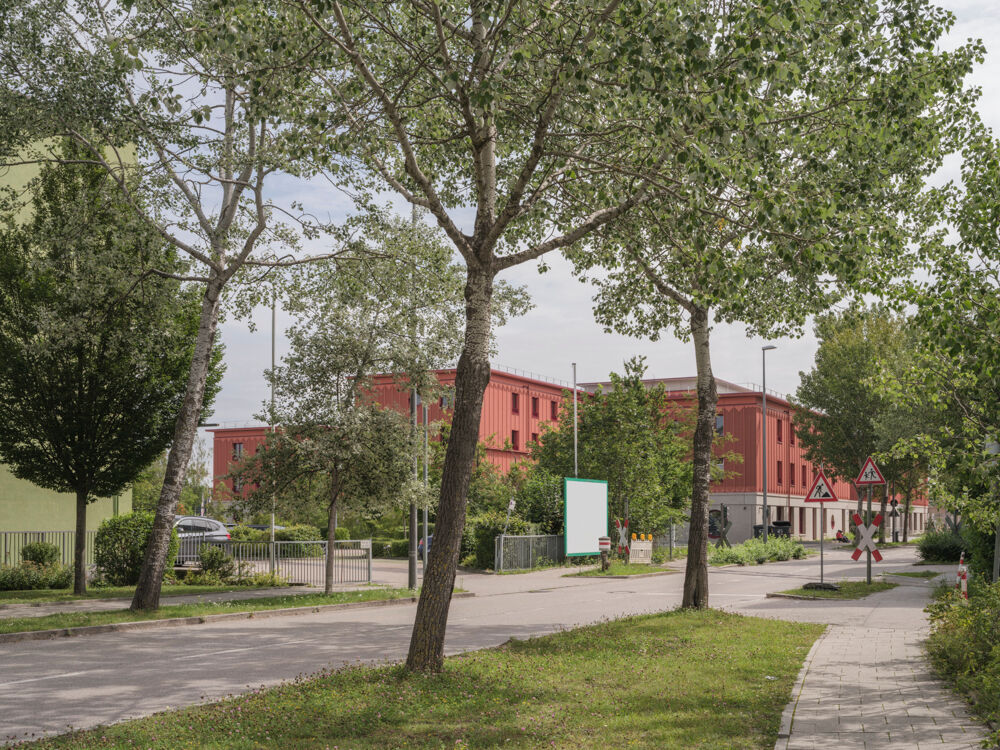 Der Neubau liegt im Euro-Industriepark zwischen Großmärkten, Lagerhallen, Gewerbebauten und ausgedehnten Parkplatzflächen.