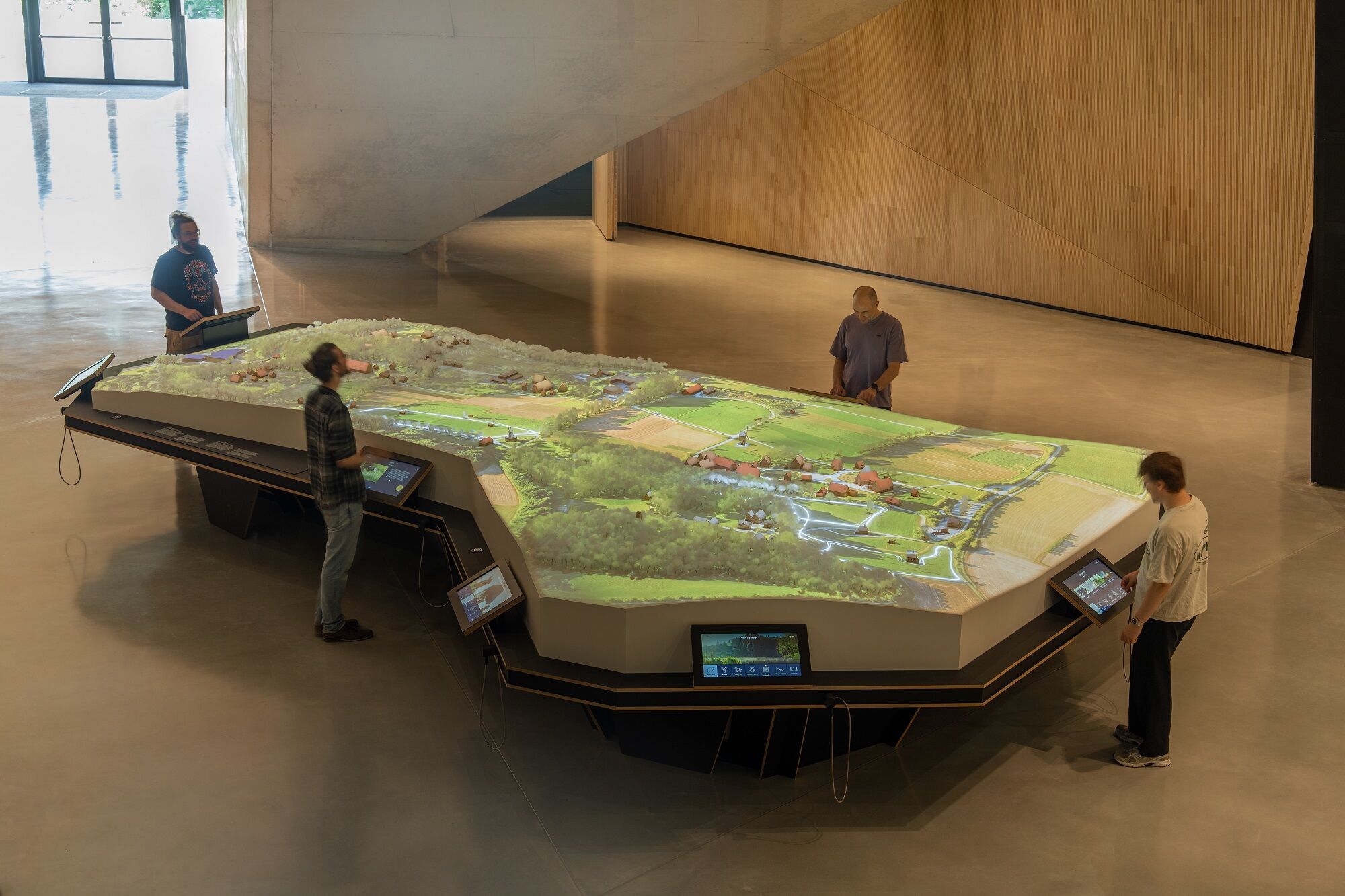 Zentrales Exponat ist ein rund acht Meter langes Geländemodell des 90 Hektar großen Freilichtmuseums.