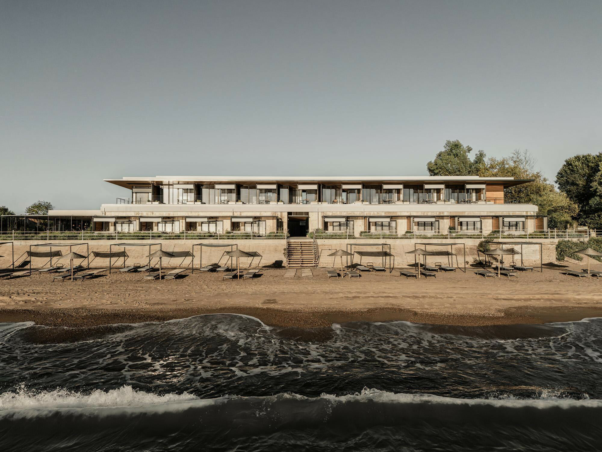 Das Dexamenes Seaside Hotel liegt im Nordwesten der Peloponnes, unmittelbar an einem Sandstrand.