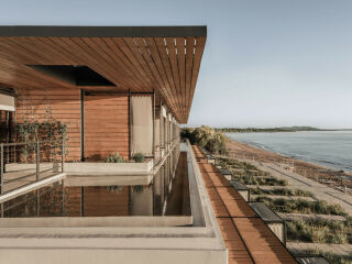 In Kourouta hat das Architekturbüro K-Studio eine ehemalige Weinkellerei am Meer in ein Hotel transformiert.