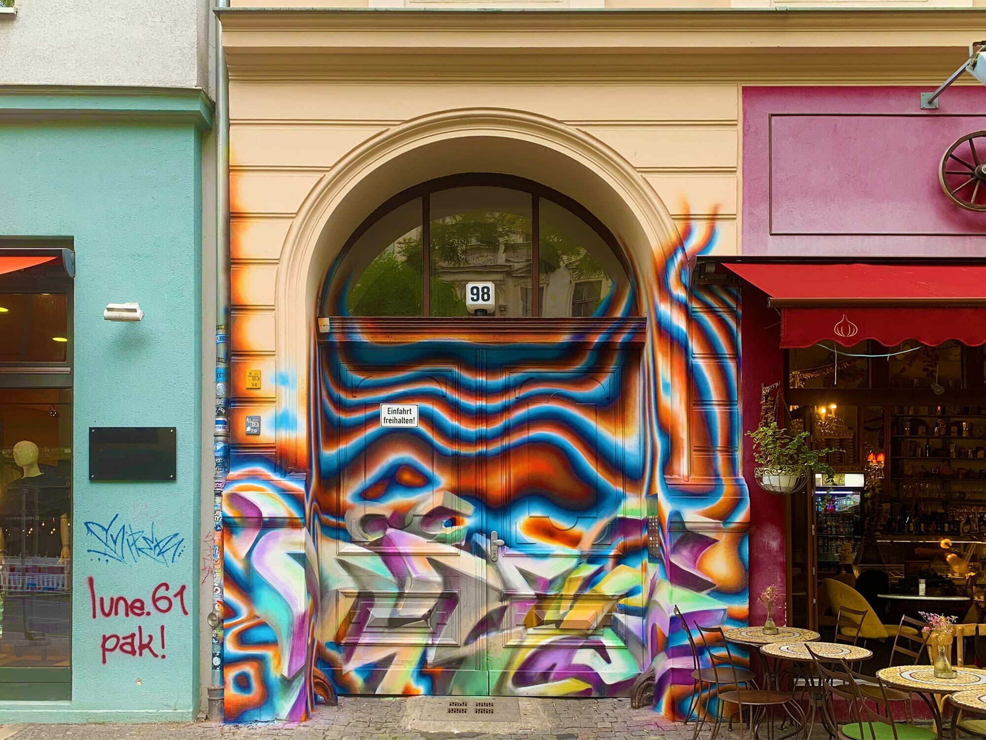 In der bildenden Kunst bezeichnet der Begriff Bildträger das Medium, das als Untergrund für ein Bild dient und es damit sozusagen trägt. 