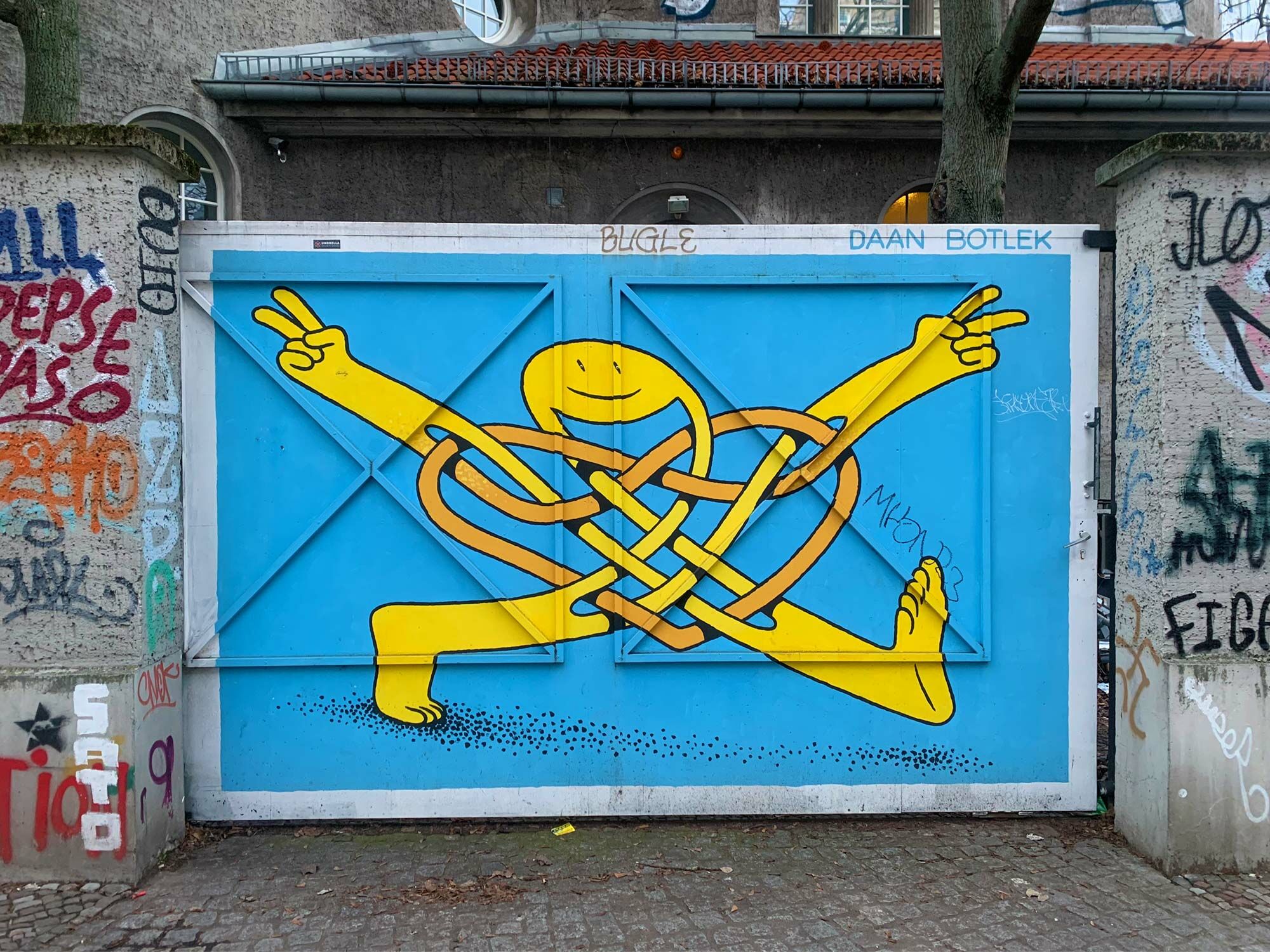 Tür- und Torflügel sind aufgrund der Größe ihrer Flügel gut geeignete Bildträger. Im Bild: Street Art von Daan Botlek "Adolf28" in Berlin-Wedding