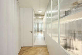 Mit ihrem Umbau einer Prager Wohnung verfolgten RDTH Architekti  einen radikalen Ansatz: keine abgeschlossenen Räume auf 98 Quadratmetern.