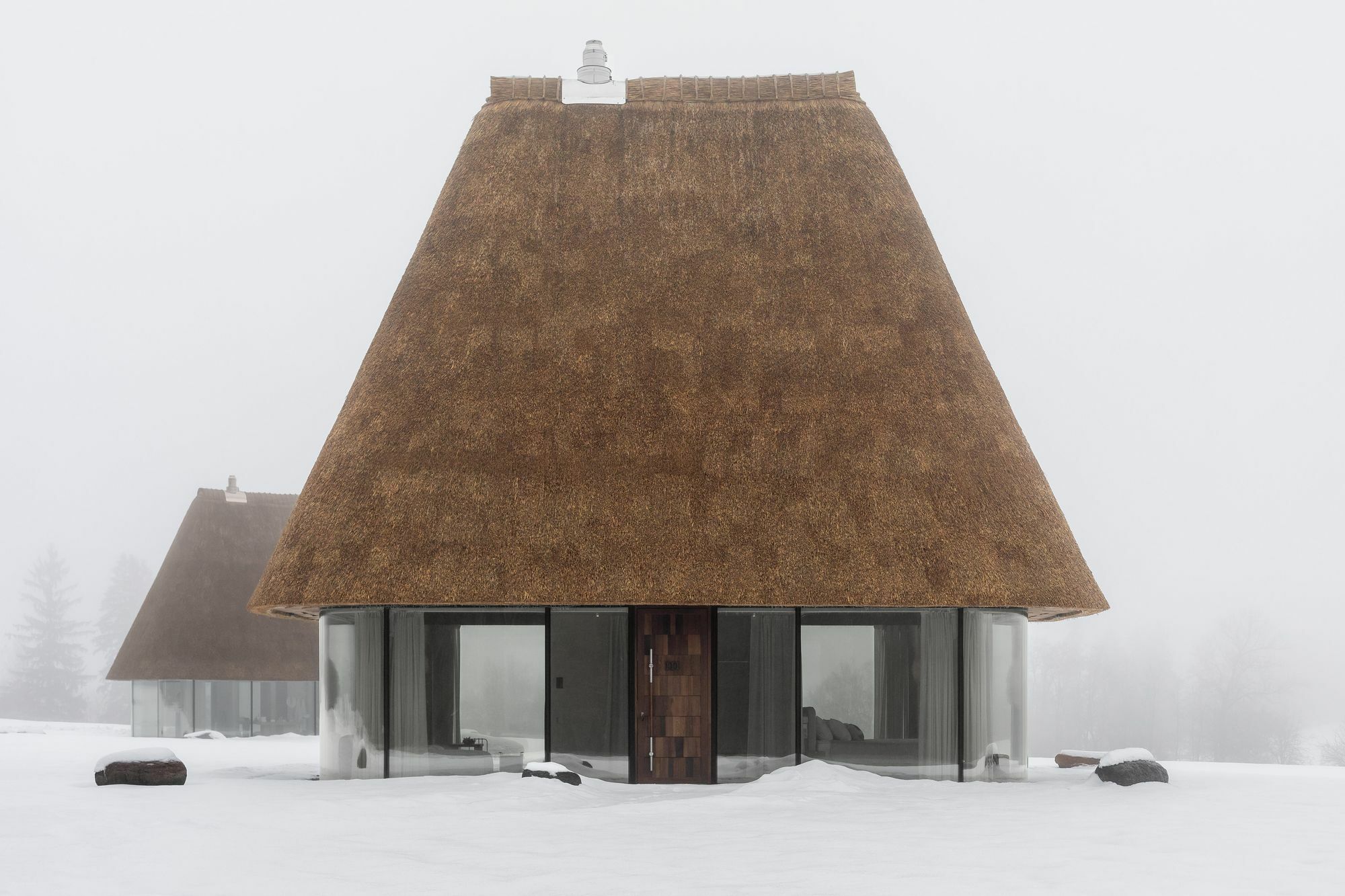 Anstelle der Holzkonstruktion mit Lehmausfachung schufen die Architekten von YOD Group eine transparente, gänzlich verglaste Hülle.