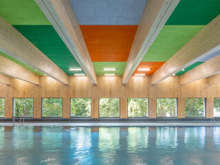 Mitte September 2026 eröffnete die Aquabox für Vereine, Schulen und die Öffentlichkeit ihren Badebetrieb, während das in die Jahre gekommene alte Hallenbad neu gebaut wird.