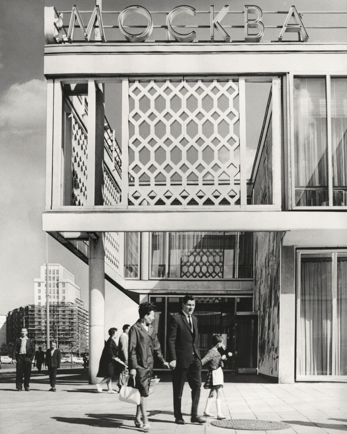 Fotograf*in unbekannt, Restaurant Moskau mit Strausberger Platz, um 1965, Entwurf: Josef Kaiser und Horst Bauer