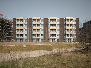 EMI Architekt*innen entwarfen das fünfgeschossige Wohngebäude, dessen Höhe und Ausdehnung sich nach den Vorgaben eines Masterplans richten.