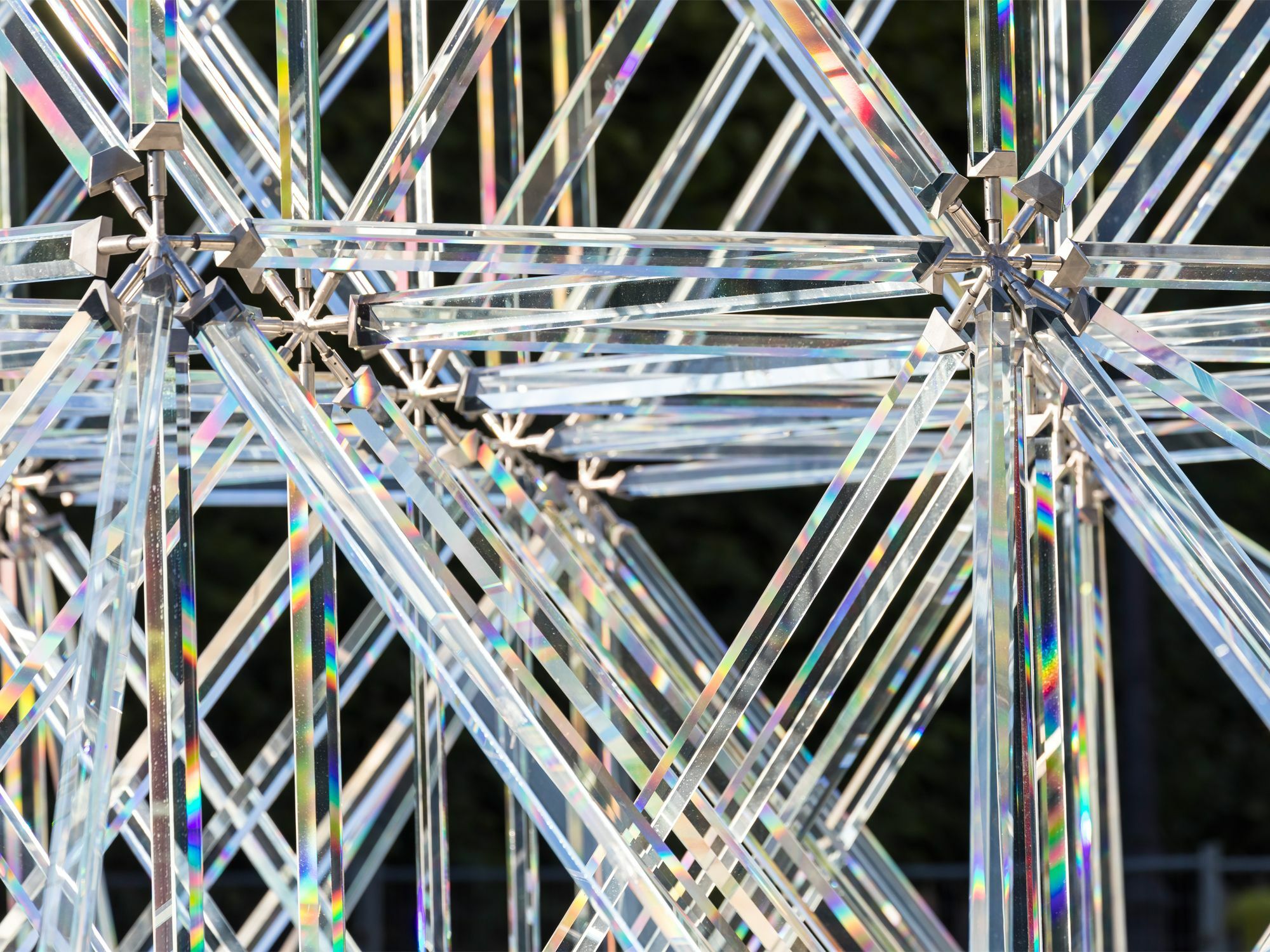 In der Pariser Originalversion der Installation „Réflexions“  von Atelier Emmanuel Barrois und Bollinger+Grohmann wurden insgesamt 1.400 Glasprismen über Stahlknoten zu einem Gerüst verwoben.