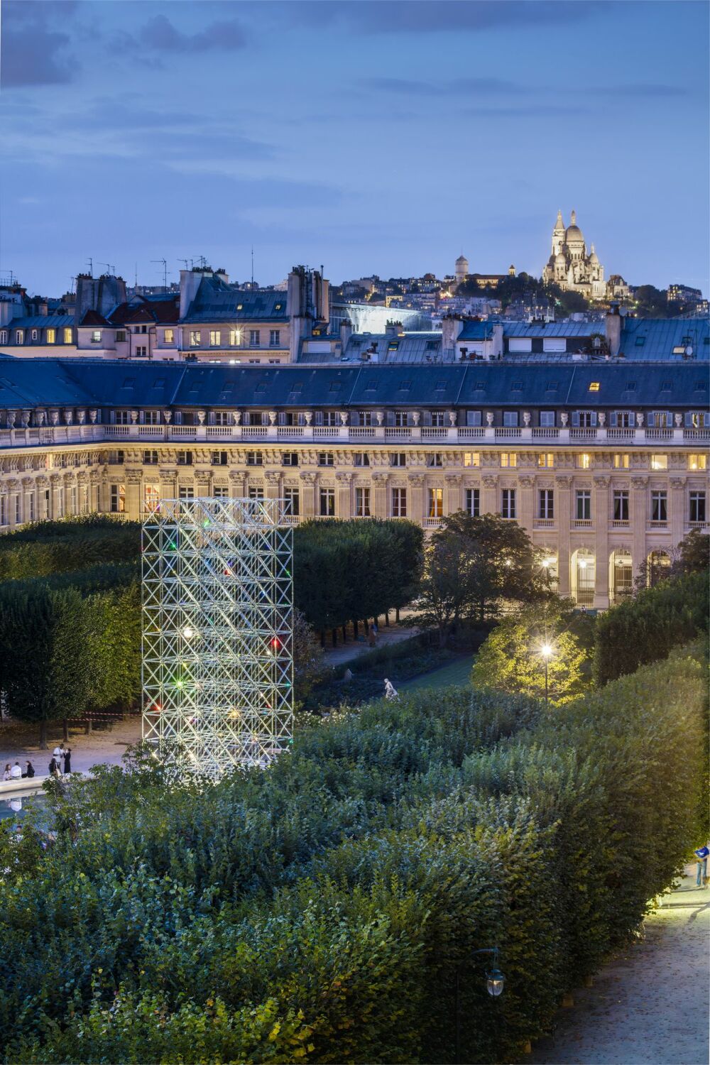 Der 15 Meter hohe Turm war in den Gärten des Palais Royal zu sehen.