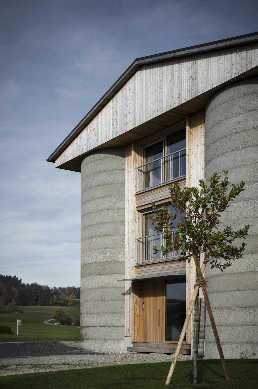 Die nach außen gedämmten und mit einer Schicht aus Stampfbeton ertüchtigten ehemaligen Silos nehmen innen neue Funktionen auf. 