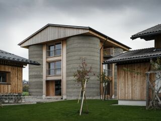 Vier Betonsilos nutzten LP Architektur als Pfeiler für ein neues dreigeschossiges Wohnhaus.