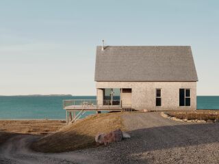 An der Kante eines bewohnten Plateaus auf der südlichsten der Magdalenen-Inseln bauten Atelier L'Abri ein Wohnhaus für eine Familie.