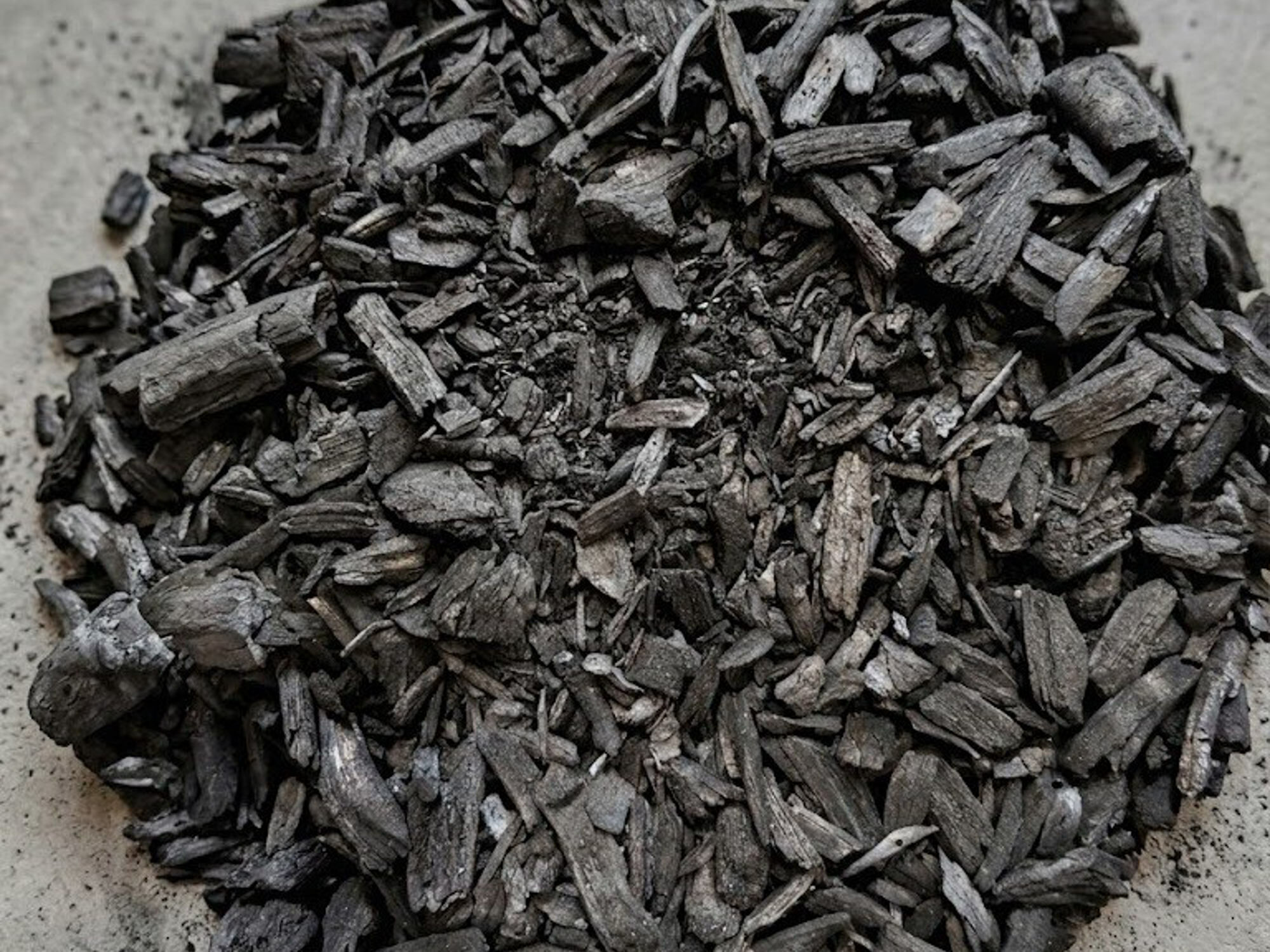 Aus biogenen Reststoffen entsteht durch Pyrolyse technische Biokohle, die künftig unter anderem in Beton eingesetzt werden soll.