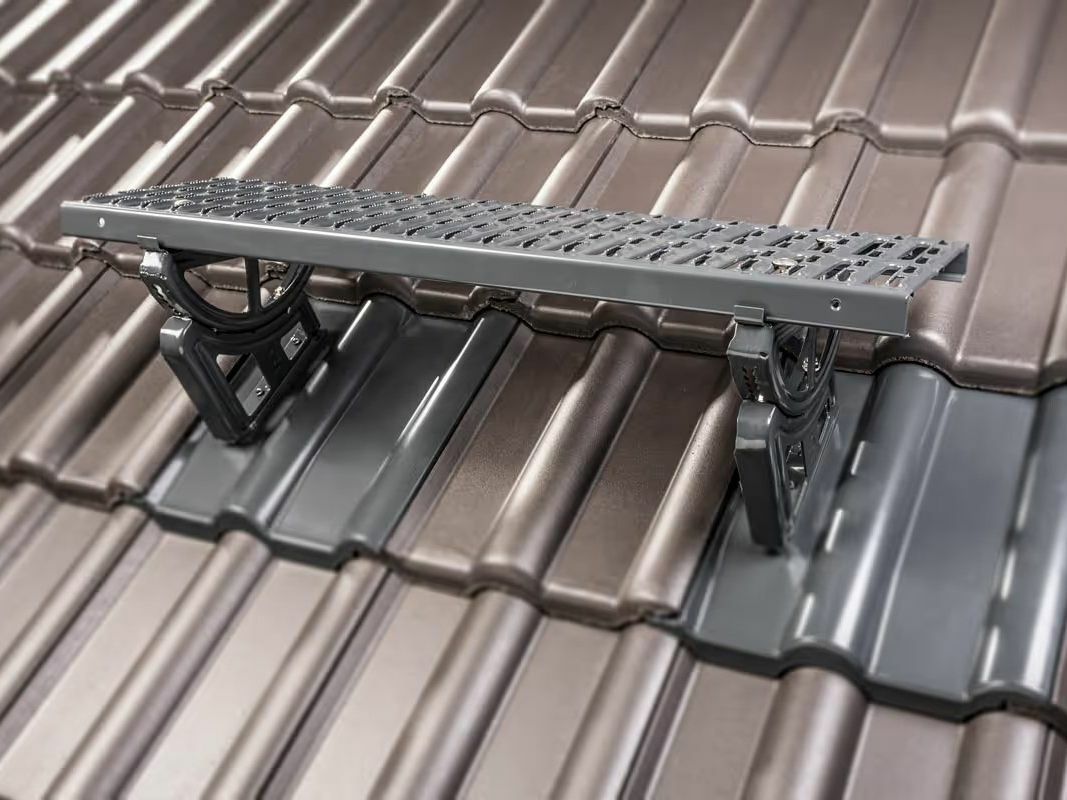 Beispiel eines Dachstegs, der sich mit der Metalldachplatte und einem Steghalter des Systems Click17 optisch in die Bestandsdeckung integriert