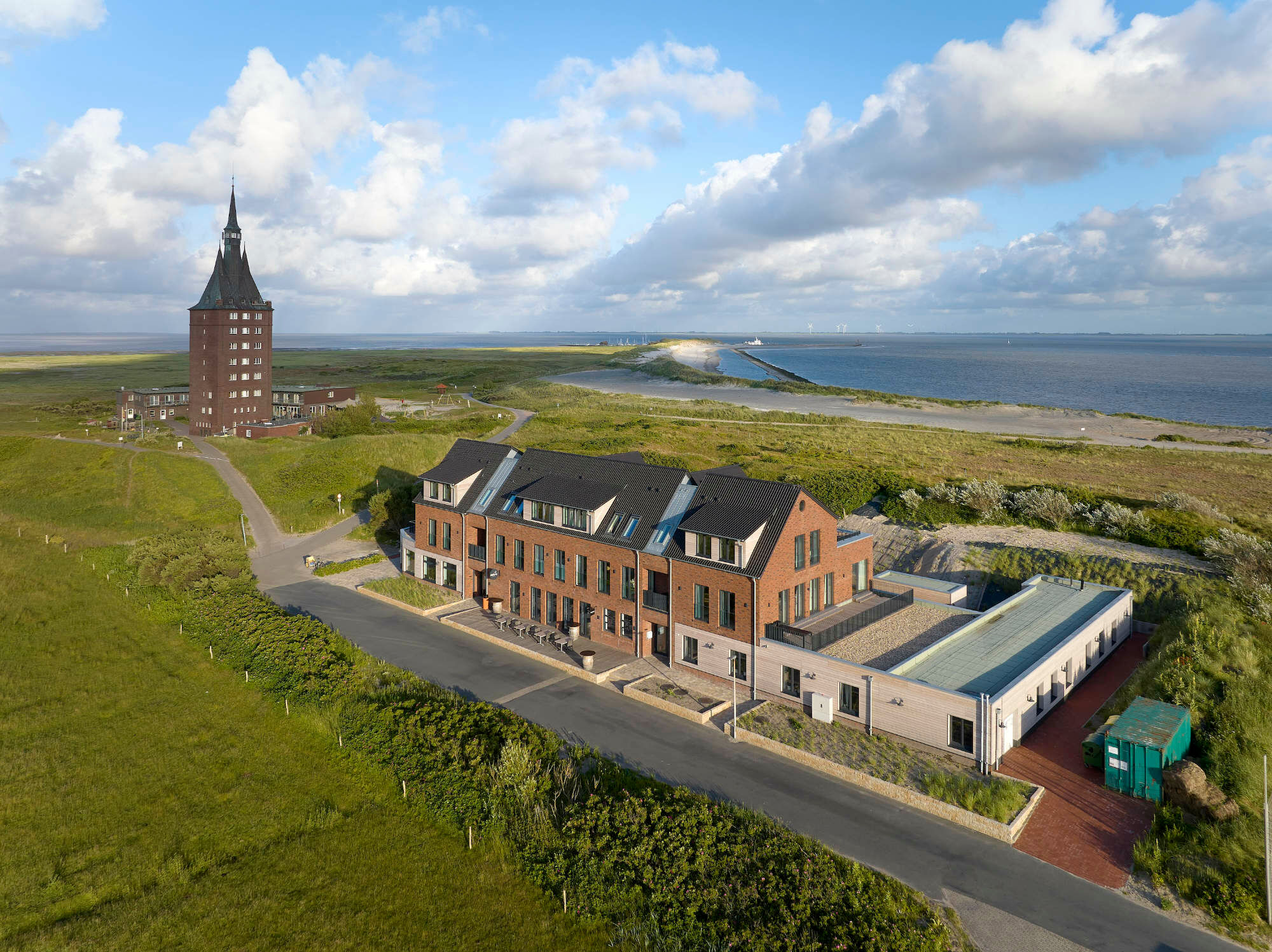 Der Baustoff Kalksandstein erfüllt verschiedene Anforderungen des klimaangepassten Bauens (im Bild:  Apartmenthotel „Westeroog" auf Wangerooge von Droste Droste & Urban).
