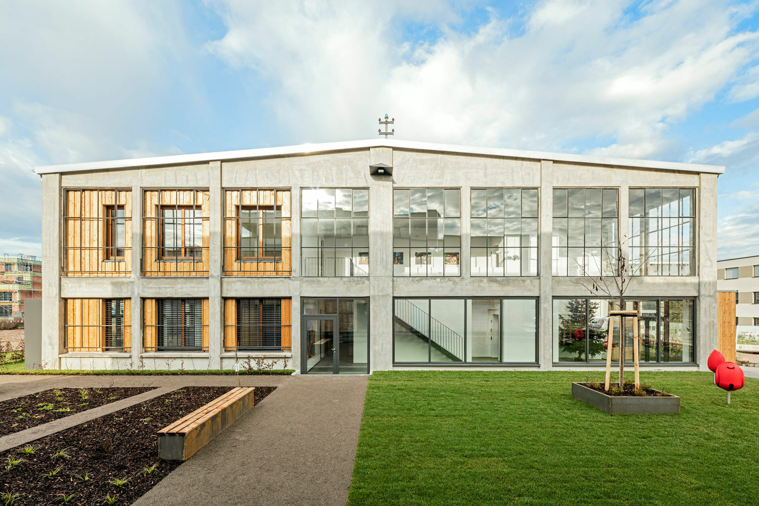 Bei der Umnutzung einer früheren Panzerhalle zum Wohngebäude setzte krüger architektur Kalksandstein als robustes, langlebiges Innenmauerwerk mit hoher Wärmespeicherfähigkeit ein.