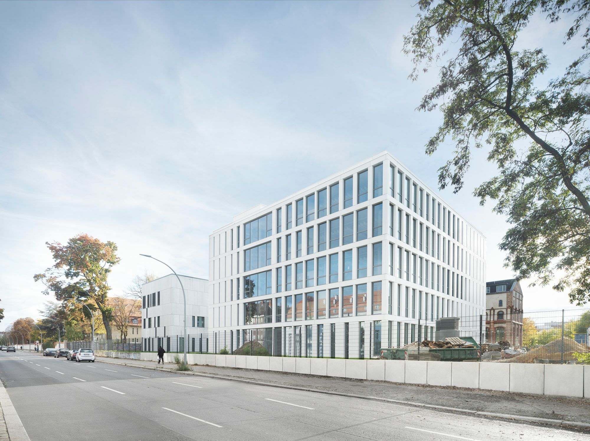 Die Fassade besteht aus Glasfaserbetonelementen.