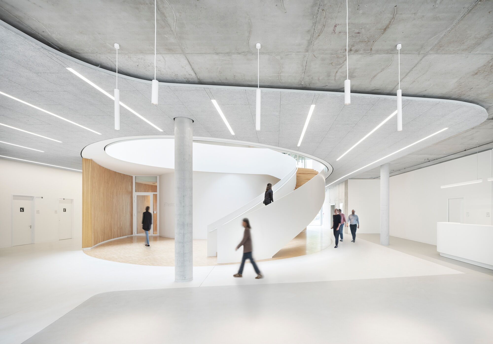 Im Inneren prägt ein 22 Meter hohes Atrium das Bild.
