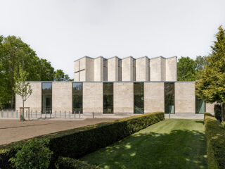 Entworfen wurde der Kirchenneubau vom Kopenhagener Architekturbüro Henning Larsen in Zusammenarbeit mit dem norwegischen Architekten Espen Surnevik.