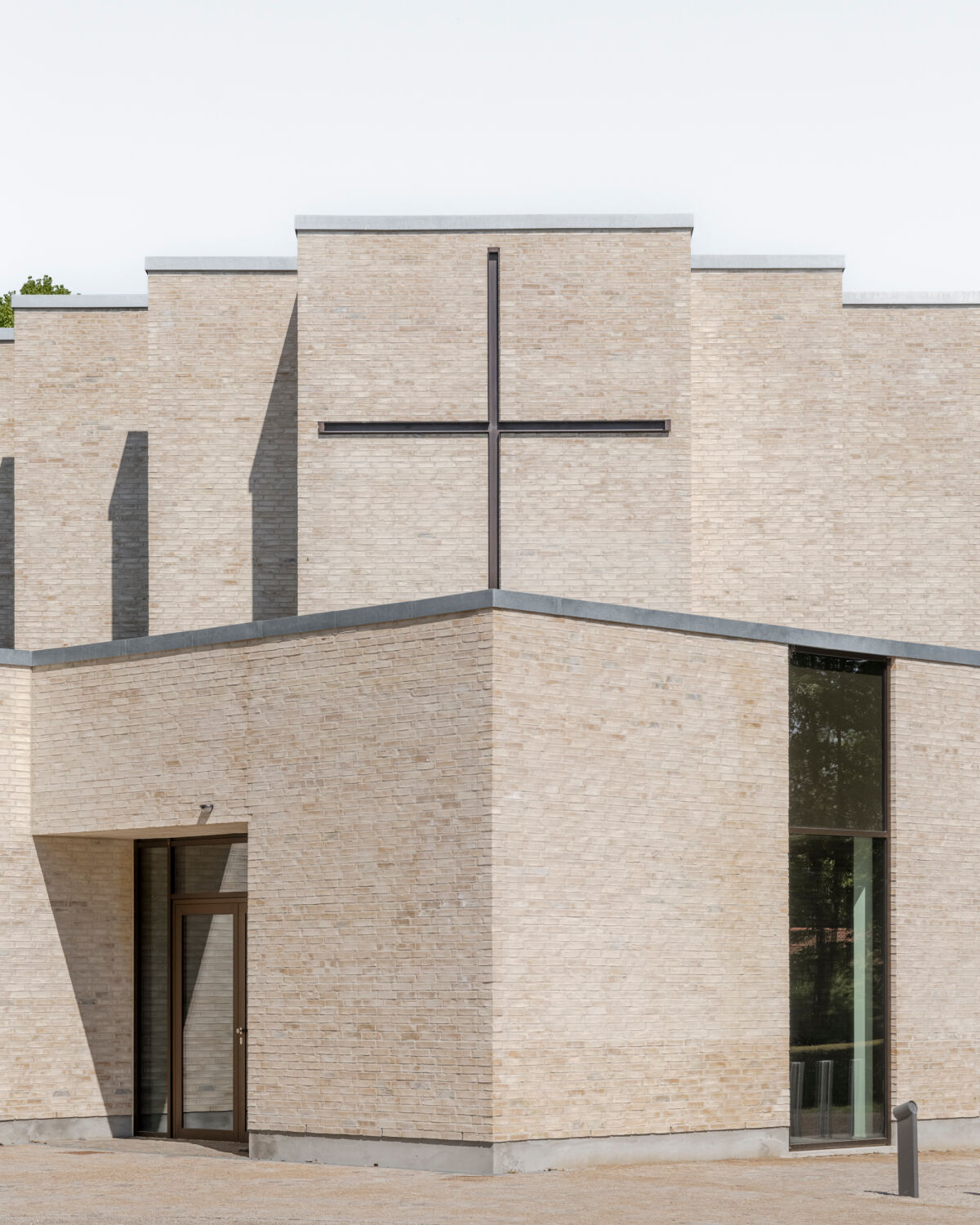 Die Architektur löst sich von den tradierten und liturgischen Vorstellungen eines geosteten Kirchenraums mit Altarachse und gegenüberliegendem Haupteingang. 