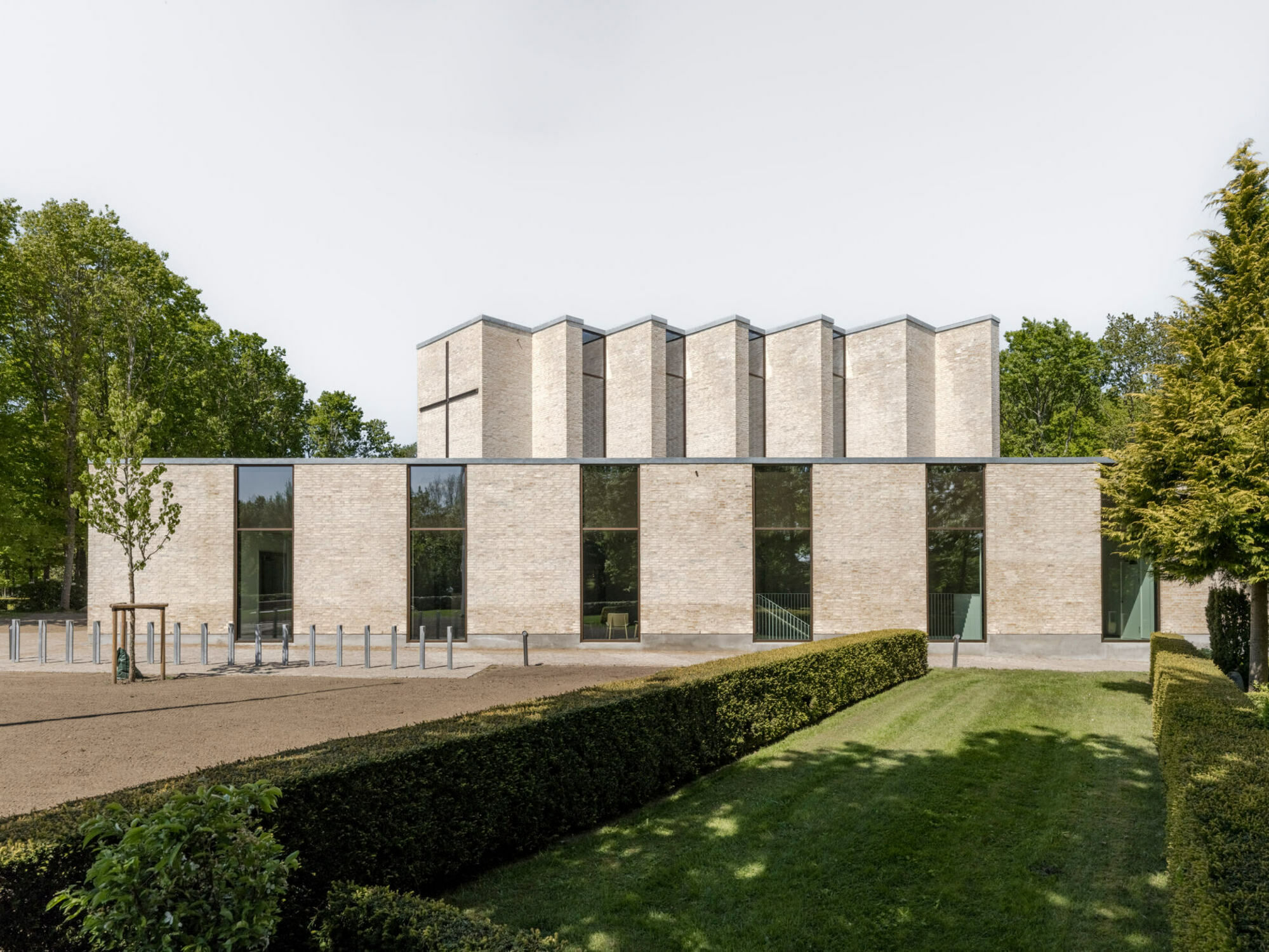 Entworfen wurde der Kirchenneubau vom Kopenhagener Architekturbüro Henning Larsen in Zusammenarbeit mit dem norwegischen Architekten Espen Surnevik.
