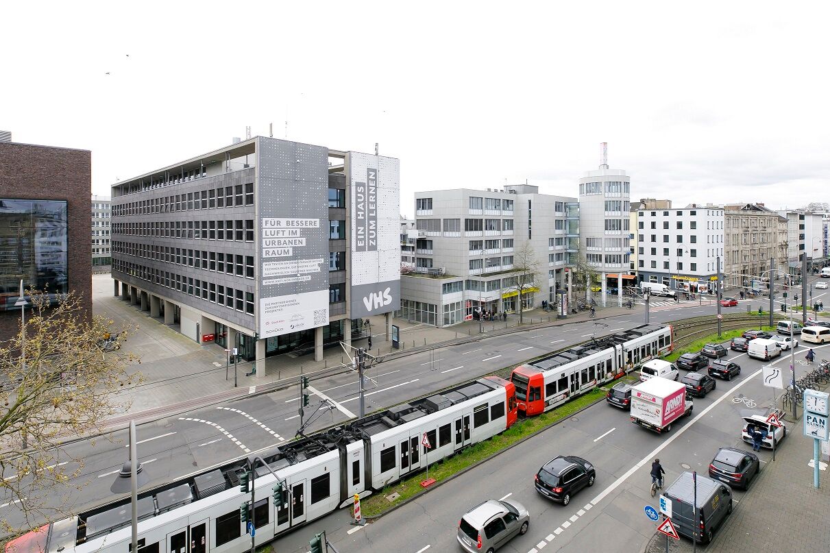 An der Volkshochschule in der Kölner Innenstadt wurde die photokatalytische Textilfassade vor die bestehende Gebäudehülle montiert.