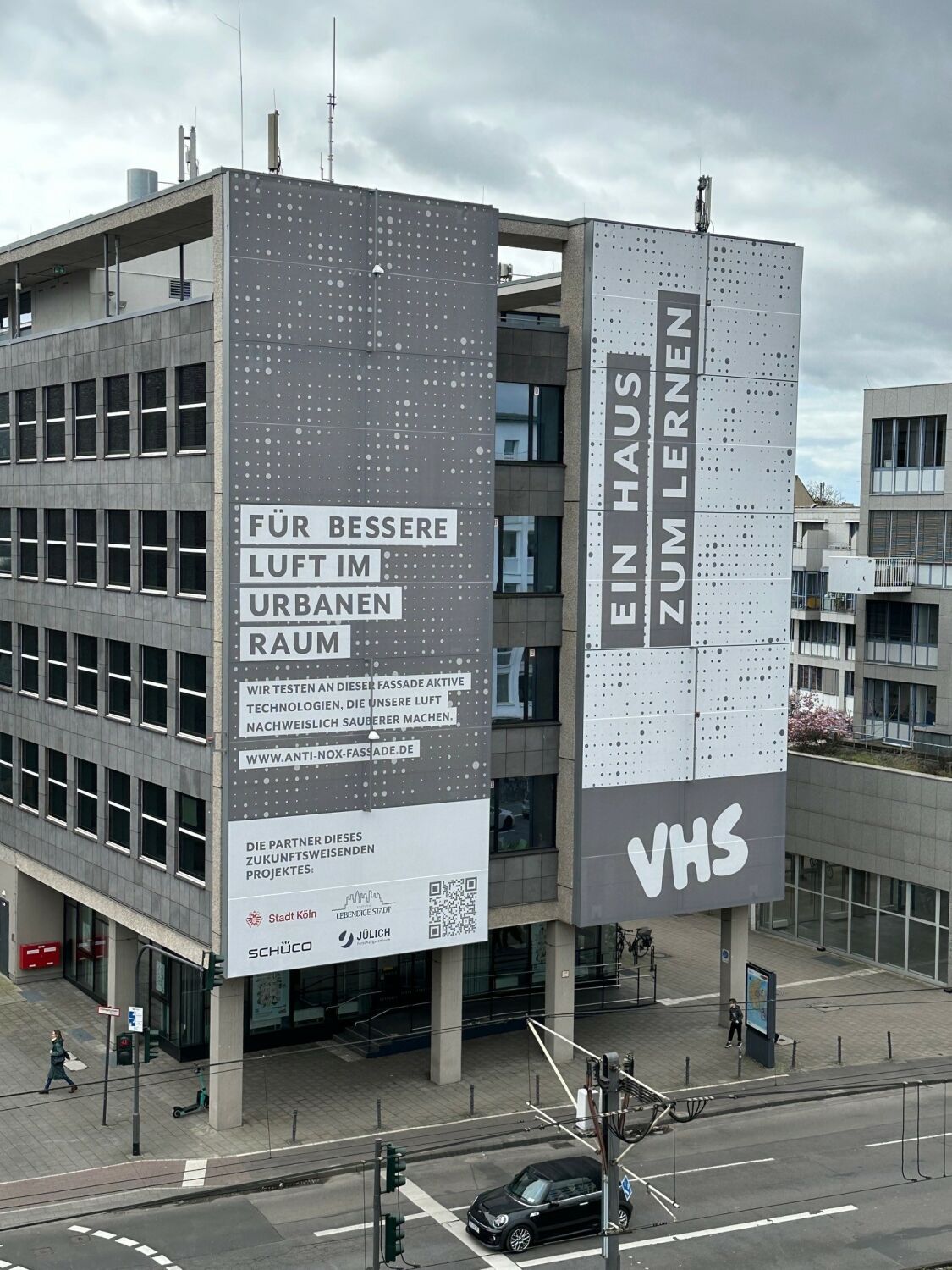 Die beiden jeweils 160 Quadratmeter großen Textilmembranen bauen Stickoxide aus der Umgebungsluft ab. Einzelmessungen ergaben eine Reduktion der Stickstoffdioxidkonzentration um bis zu 28 Prozent.