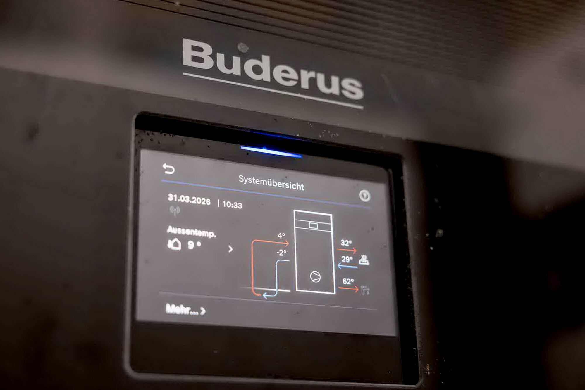 Mit der Systembedieneinheit Logamatic BC 400 mit Touchscreen lässt sich die Wärmepumpe einfach steuern.