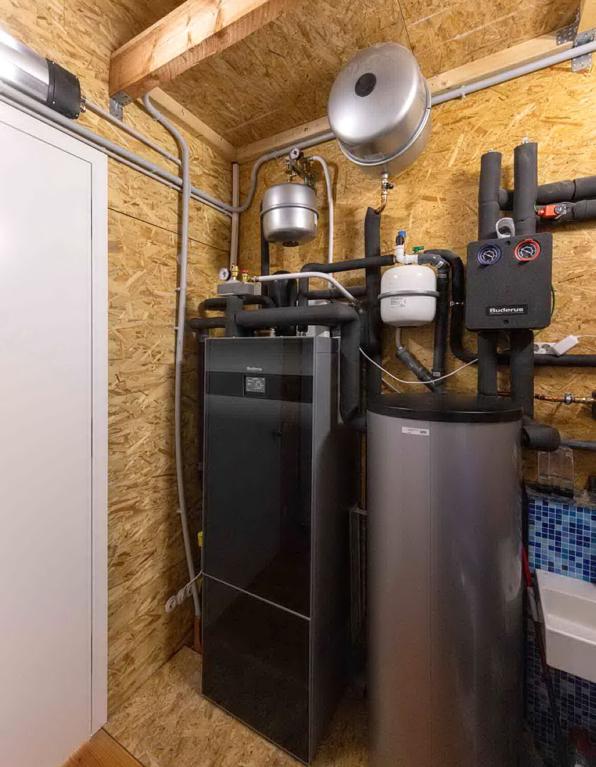 Die Wärmeversorgung des rund 150 Quadratmeter großen Wohnhauses erfolgt über eine Sole/Wasser-Wärmepumpe des Typs Logatherm WSW196iT von Buderus mit einer Nennleistung von 12 kW. 
