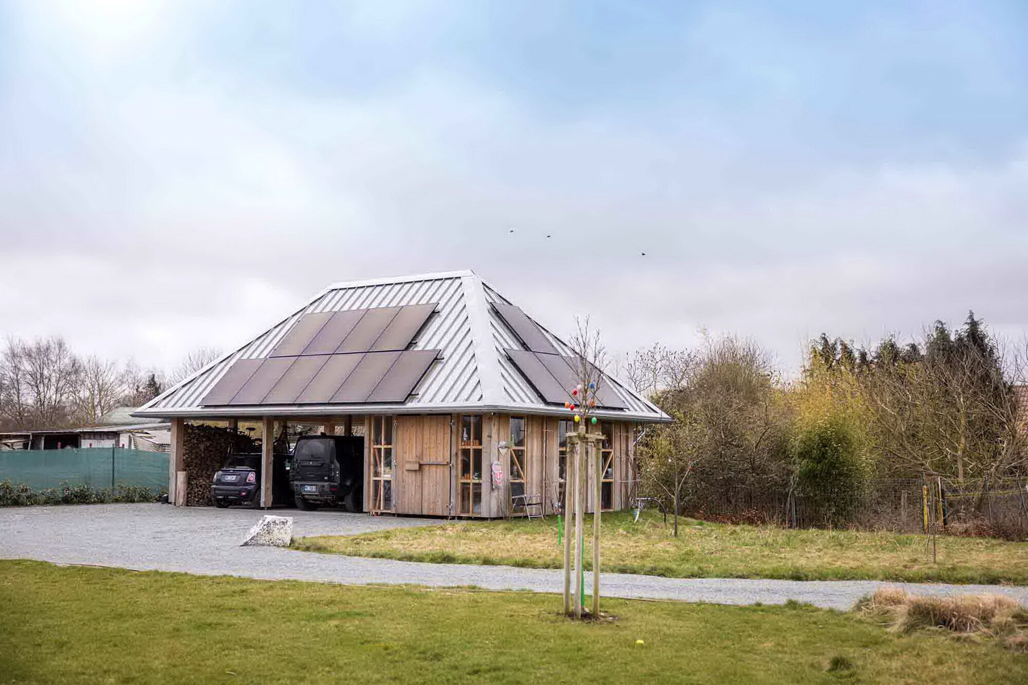 Die Photovoltaikanlage auf der freistehenden Garage liefert Strom für den Betrieb der Wärmepumpe.