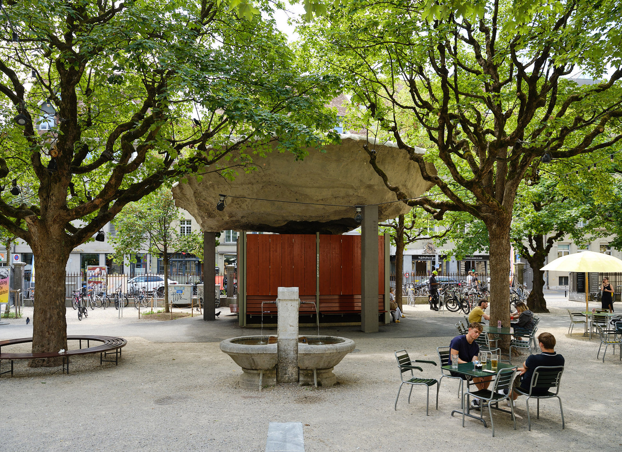 Das Zürcher Architekturbüro Salewski Nater Kretz plante gemeinsam mit der bildenden Künstlerin Miriam Sturzenegger und bbz landschaftsarchitekten die Umgestaltung des PROGR-Hofs in Bern.