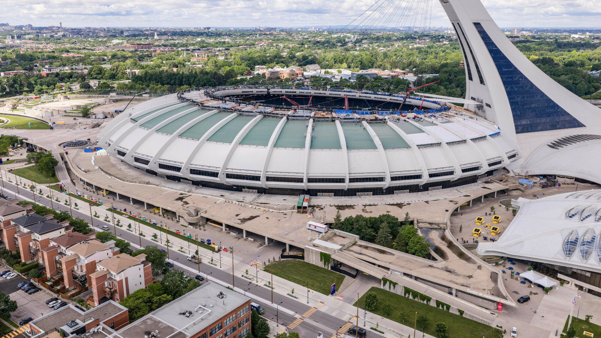 Der Espace solaire (deutsch: Sonnenraum) liegt am östlichen Rand des Olympiaparks auf einer asphaltierten Fläche zwischen dem Olympiastadion und dem Montréal Biodôme.