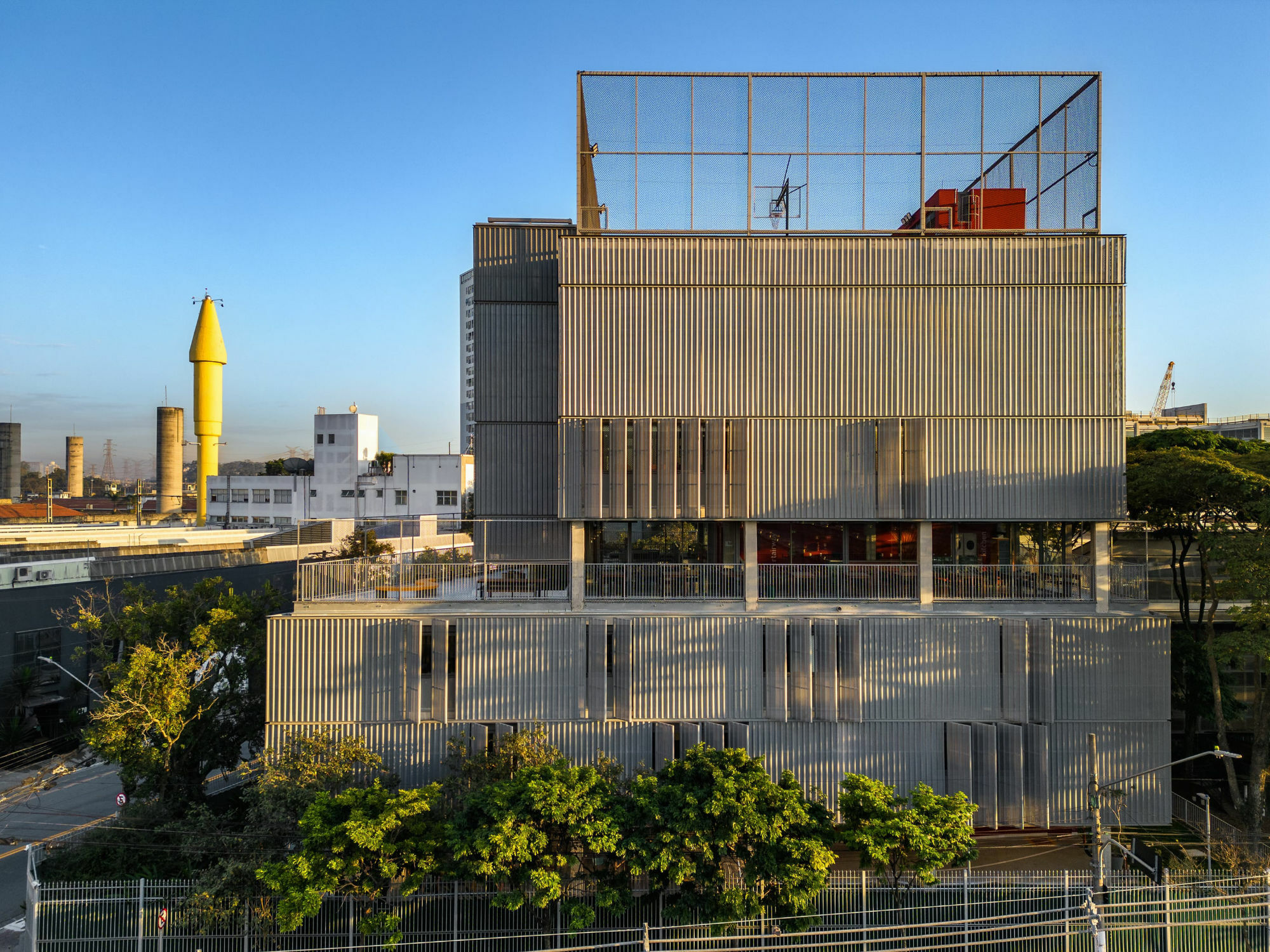 Mit einem neuen Oberstufengebäude ergänzten Andrade Morettin Arquitetos und GOAA das bestehende Ensemble der Beacon School in São Paulo.