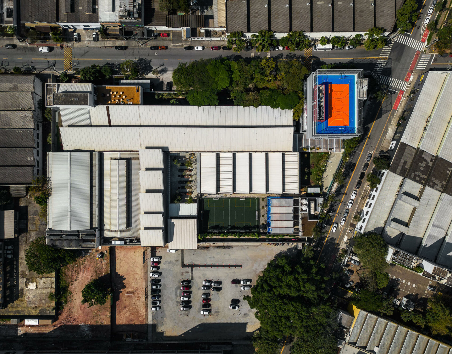 Der Schulcampus liegt auf einem ehemaligen Industrieareal im Stadtteil Vila Leopoldina, im Westen von São Paulo.