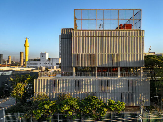 Mit einem neuen Oberstufengebäude ergänzten Andrade Morettin Arquitetos und GOAA das bestehende Ensemble der Beacon School in São Paulo.