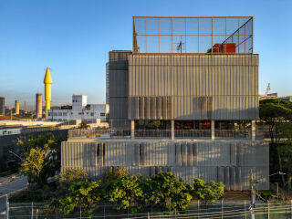Mit einem neuen Oberstufengebäude ergänzten Andrade Morettin Arquitetos und GOAA das bestehende Ensemble der Beacon School in São Paulo.