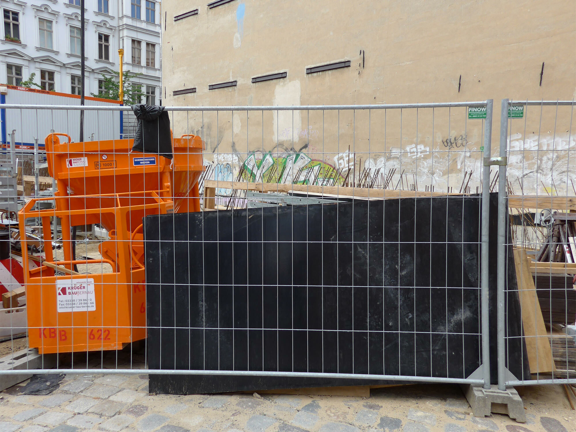 Klassischer Mobilzaun mit Metallrohrrahmen und Drahtgitter