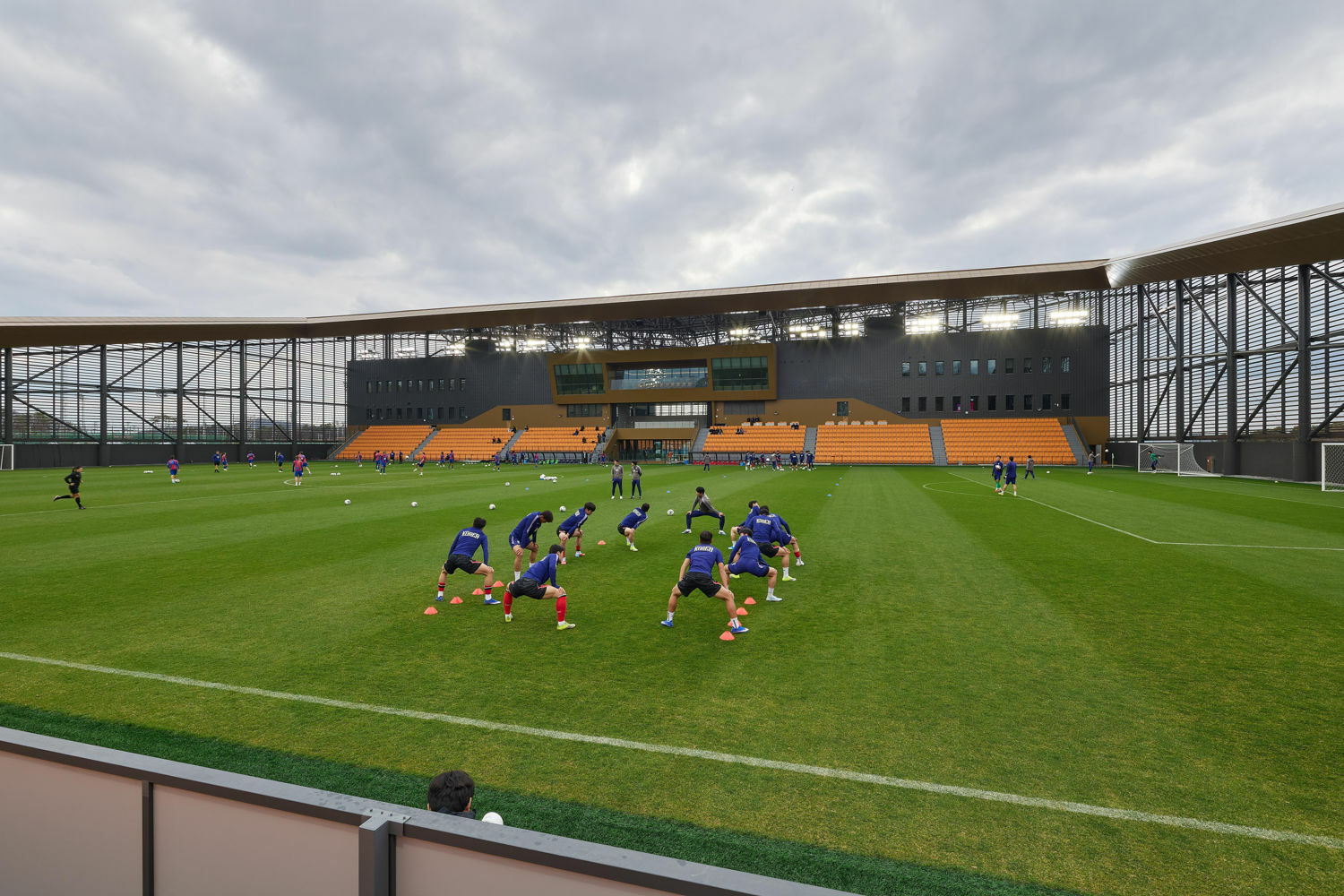 Die leichte Struktur zieht sich bis zum Ende des Fußballfeldes.
