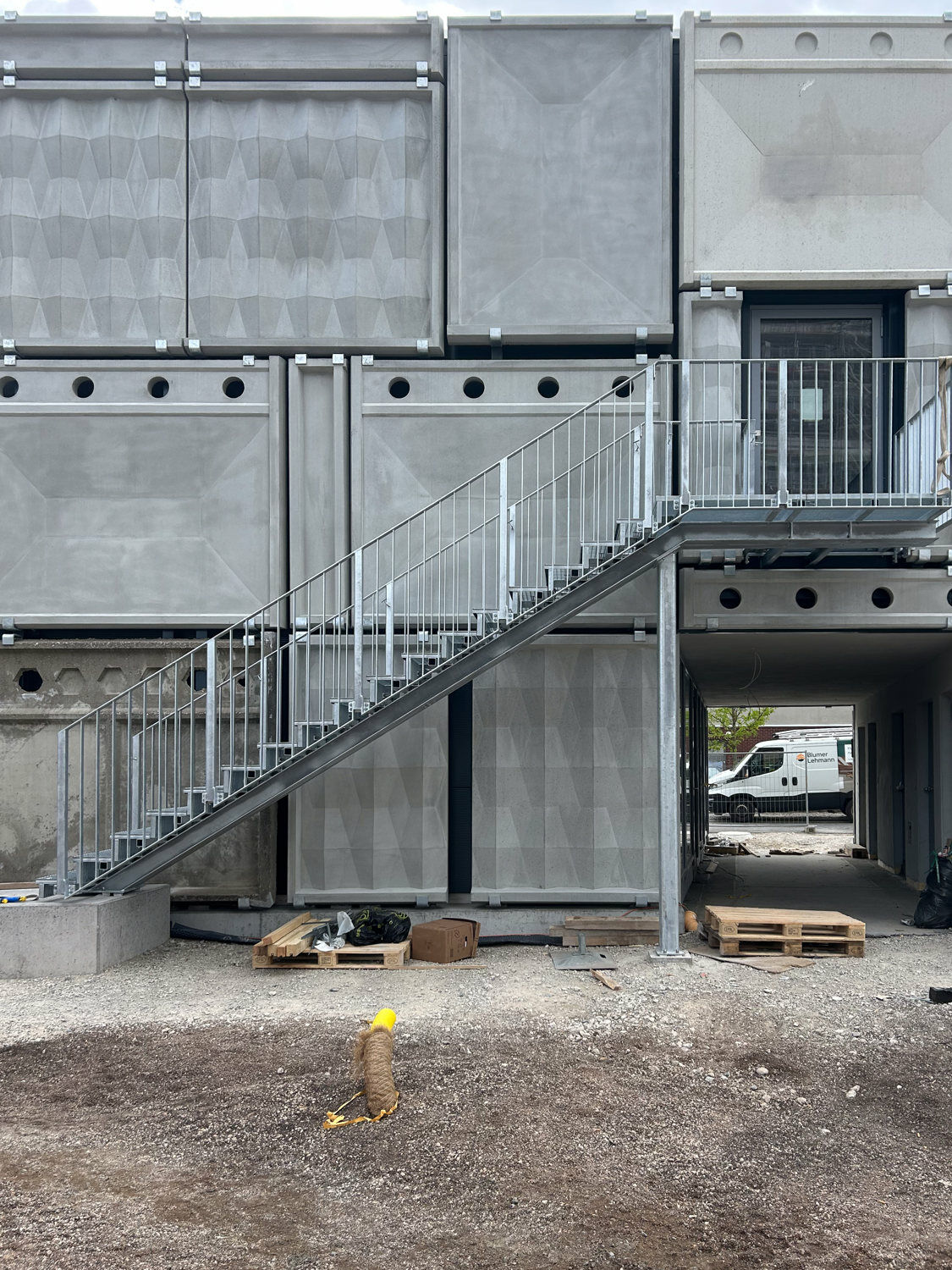 Die Patina verrät, bei welchen der Betonteile es sich um wiederverwendete Zaun-Elemente vom Typ  PO-2 handelt.